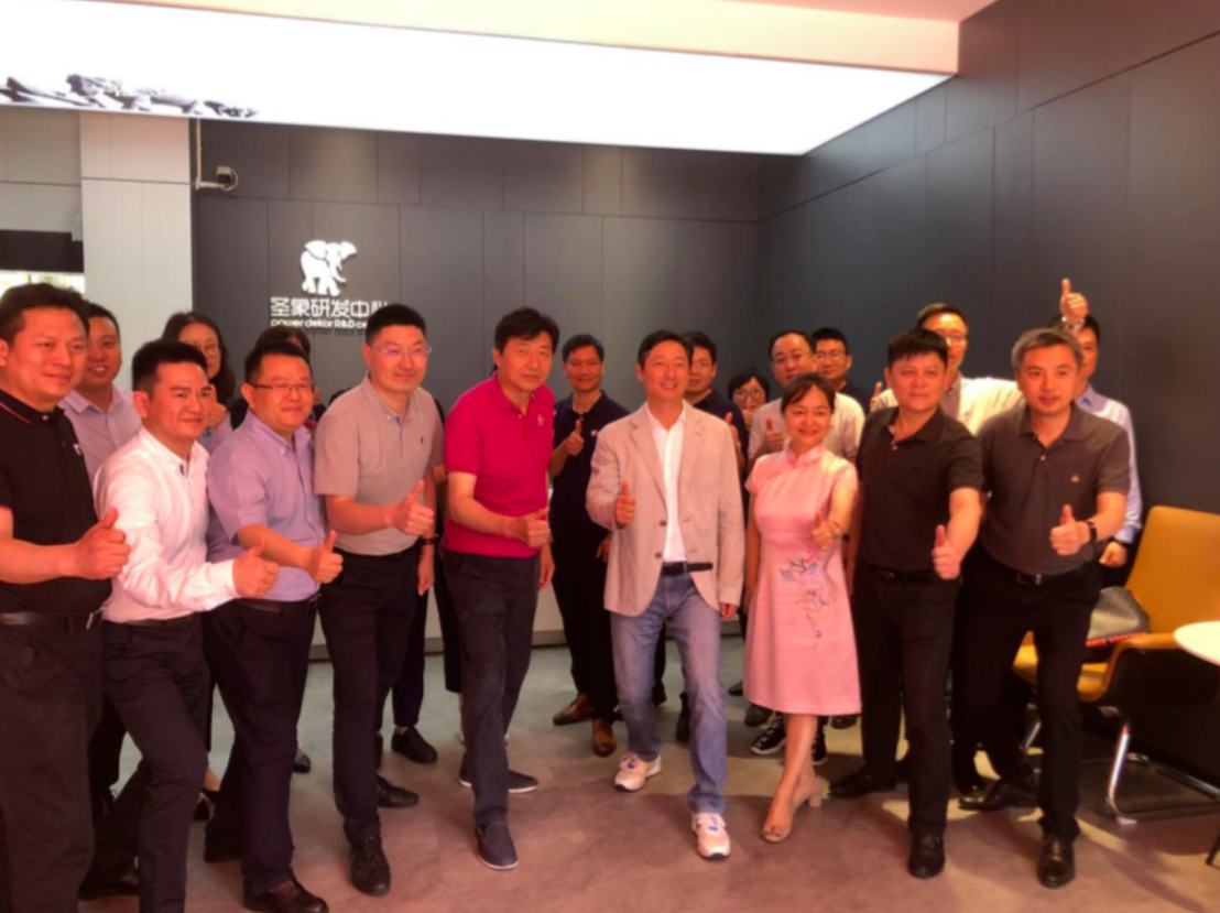 圣象研發(fā)，科技驅(qū)動——圣象研發(fā)中心新實驗工廠開工典禮，暨首片樣板下線儀…